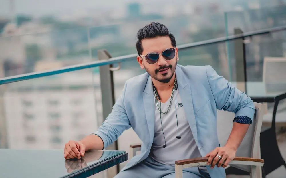 অভিনেতা ইমতু রূপে ধরা, সানগ্লাস ও হালকা ব্লেজার পরা. Channel i News - চ্যানেল আই নিউজ