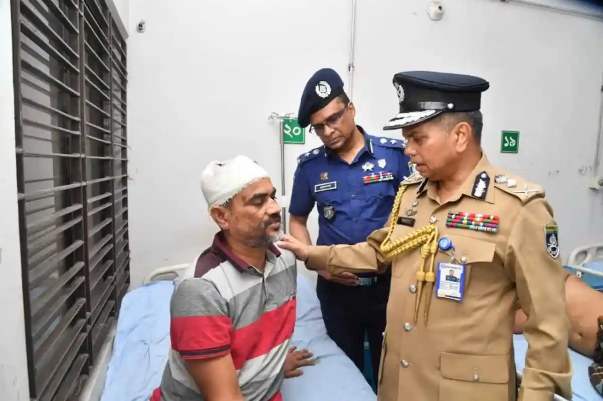 আইজিপি আহত পুলিশ সদস্যদের সাথে সাক্ষাৎ করছেন হাসপাতালে. Channel i News - চ্যানেল আই নিউজ