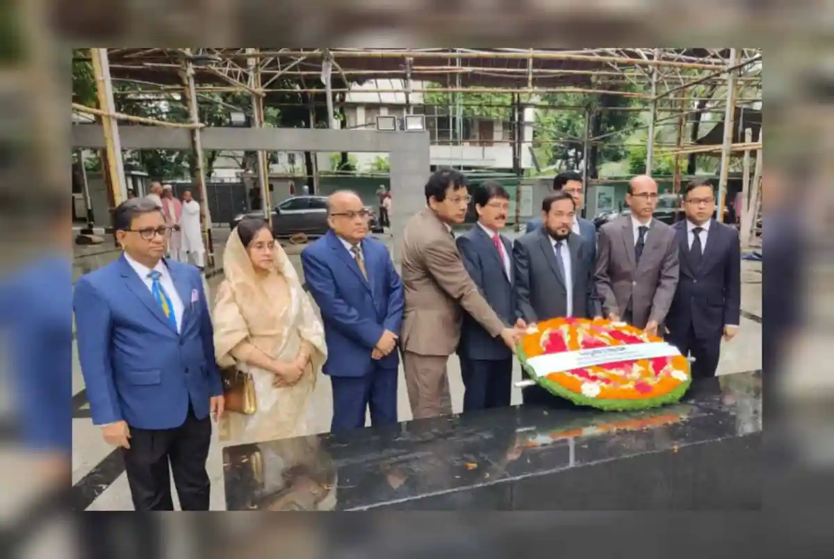 হাইকোর্টের ৯ বিচারপতি জাতির পিতার প্রতিকৃতিতে শ্রদ্ধা নিবেদন করছেন. Channel i News - চ্যানেল আই নিউজ