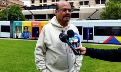 জালাল ইউনুস সংবাদ সম্মেলনে অংশগ্রহণ করছেন, বাসের পেছনে ট্রেনের ছবি. Channel i News - চ্যানেল আই নিউজ