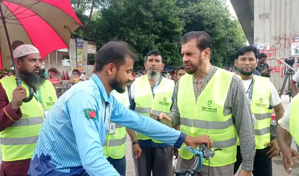 শিক্ষার্থীরা ট্রাফিক নিয়ন্ত্রণে প্রশিক্ষণ গ্রহণ করছে. Channel i News - চ্যানেল আই নিউজ