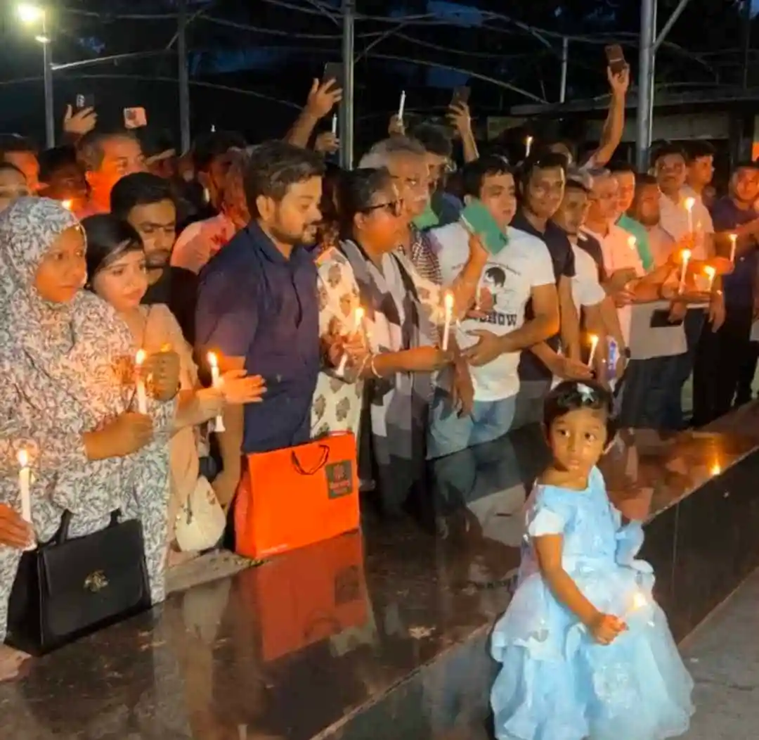ধানমণ্ডি ৩২ নম্বরে বঙ্গবন্ধুর প্রতিকৃতির সামনে মোমবাতি প্রজ্জ্বলন ও নীরবতা. Channel i News - চ্যানেল আই নিউজ