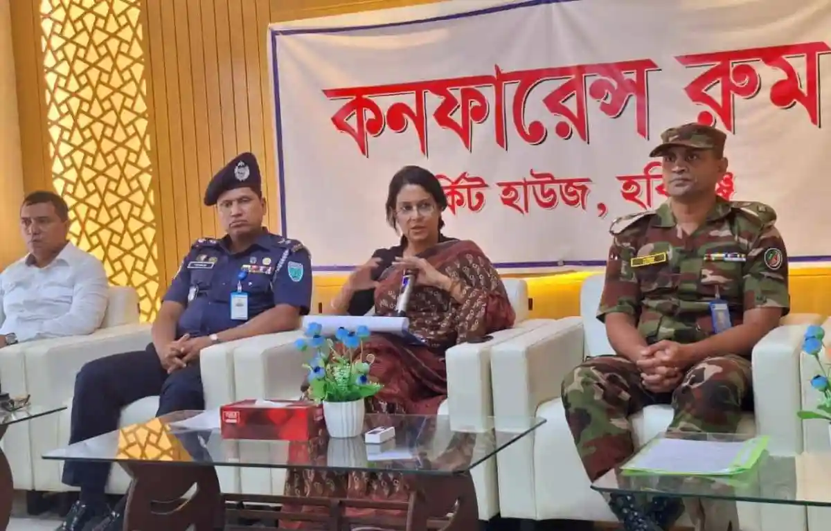 বাংলাদেশের বিভিন্ন সরকারি কর্মকর্তা ও সেনা ও পুলিশ সদস্য আলোচনা সভায় অংশগ্রহণ করছেন।. Channel i News - চ্যানেল আই নিউজ