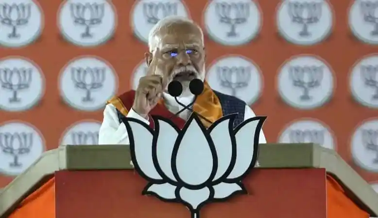 ভারতের প্রধানমন্ত্রী নরেন্দ্র মোদি বক্তৃতা দিচ্ছেন, পটভূমিতে বিজেপির লোগো. Channel i News - চ্যানেল আই নিউজ