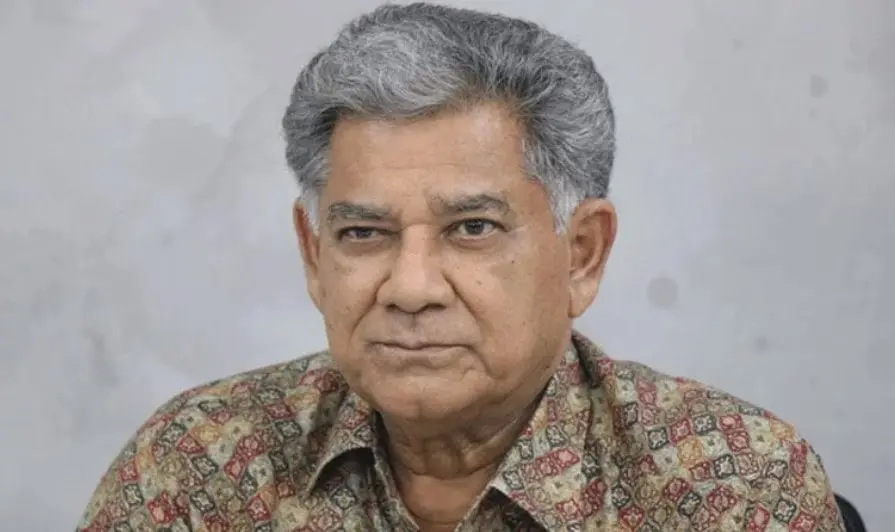 বয়সী পুরুষের ছবি, পলকা পোশাক পরা, গম্ভীর মুখাবয়ব. Channel i News - চ্যানেল আই নিউজ