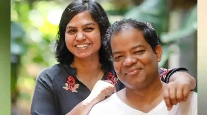 হাস্যোজ্জ্বল নারী ও পুরুষের ছবি, বন্ধুত্বের প্রকাশ. Channel i News - চ্যানেল আই নিউজ