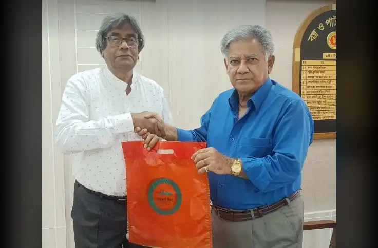 উপদেষ্টা সাখাওয়াতের সঙ্গে একত্রে চুক্তি স্বাক্ষর করছেন অন্য ব্যক্তি. Channel i News - চ্যানেল আই নিউজ