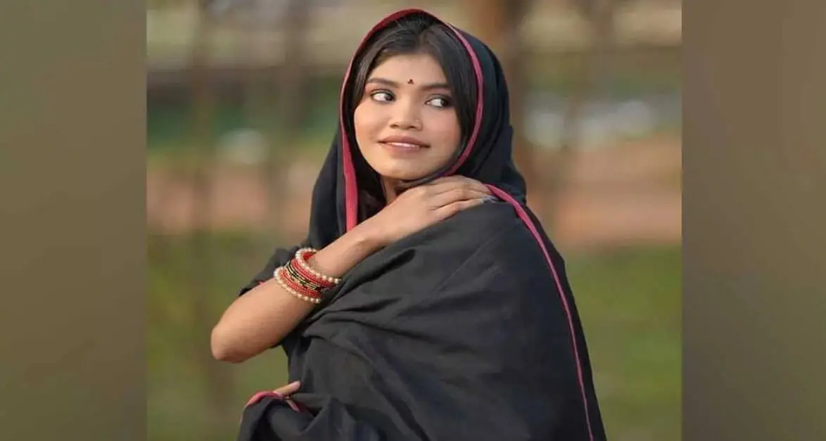 সুন্দর যুবতী নারীর হাসিমুখের ছবি, বাংলার ঐতিহ্যবাহী পোশাক পরা. Channel i News - চ্যানেল আই নিউজ