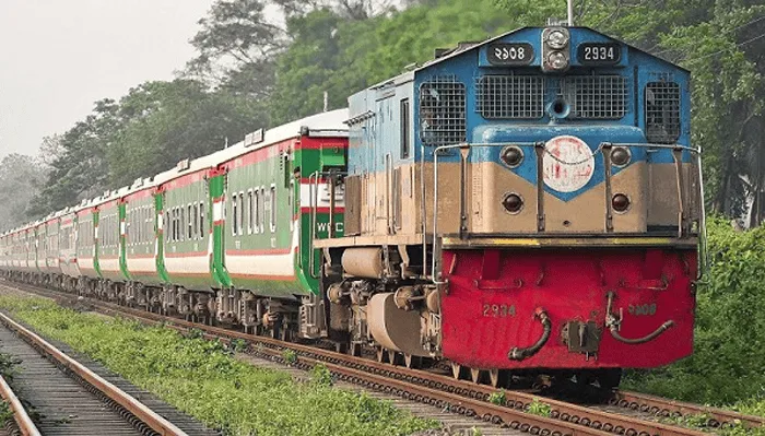 বাংলাদেশের আন্তঃনগর ট্রেন চলাচলের দৃশ্য, সবুজ প্রকৃতি পাশে ট্রেন. Channel i News - চ্যানেল আই নিউজ
