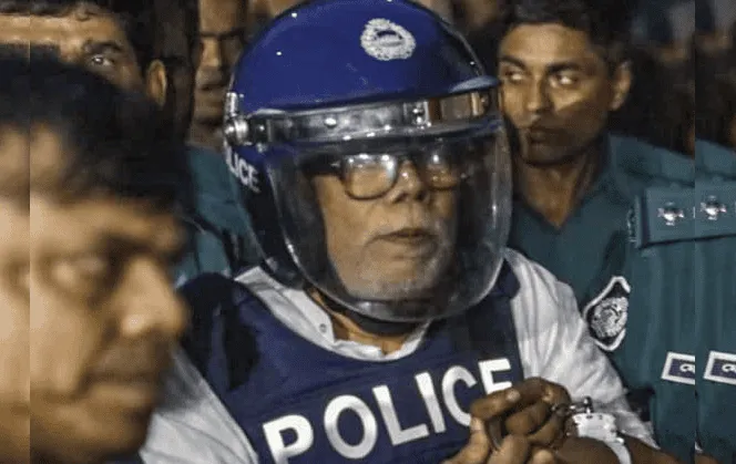 বাংলাদেশের পুলিশ কর্মকর্তা, হেলমেট ও সুরক্ষা গ্লাস পরা, সংবাদ সংগ্রহে ব্যস্ত. Channel i News - চ্যানেল আই নিউজ
