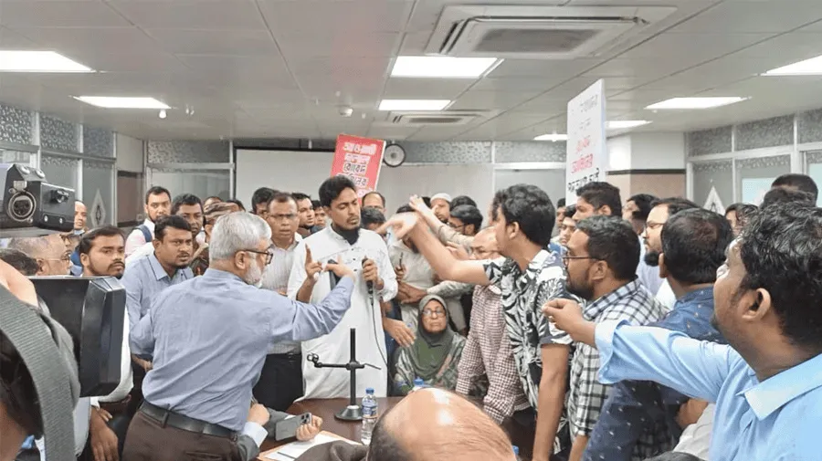 চিকিৎসকদের বিক্ষোভের সময় কর্মকর্তাদের অপসারণের দাবি জানাচ্ছেন চিকিৎসকরা. Channel i News - চ্যানেল আই নিউজ