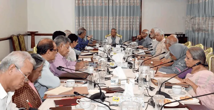 উপদেষ্টাদের বৈঠক চলাকালে আলোচনা ও নোট নেওয়া হচ্ছে. Channel i News - চ্যানেল আই নিউজ