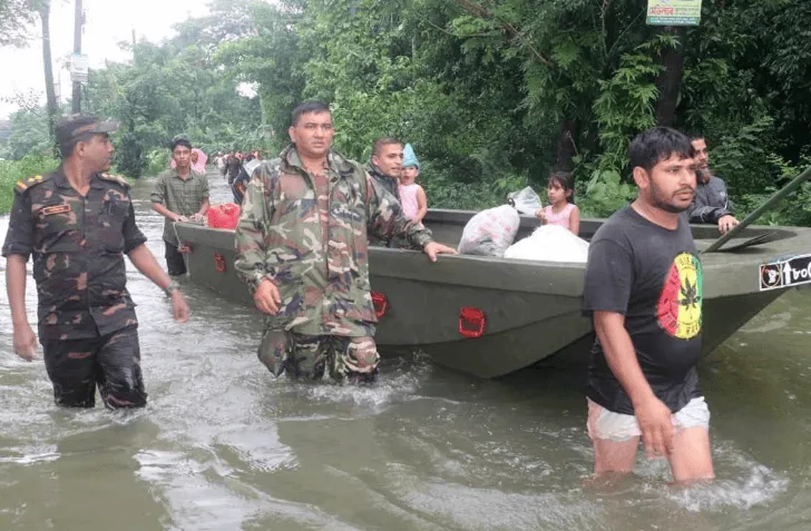 বন্যার্তদের উদ্ধারে সেনা সদস্যরা পানিতে অবস্থান করছেন. Channel i News - চ্যানেল আই নিউজ