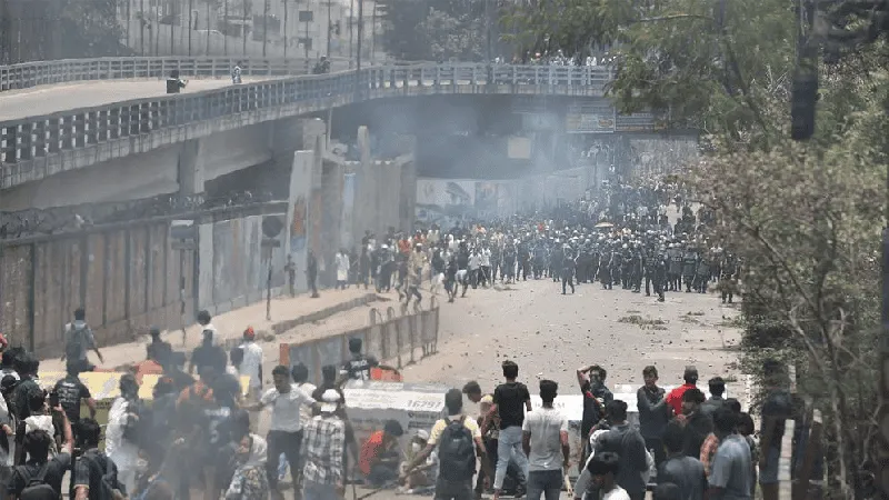 বিক্ষোভের সময় পুলিশ ও সাধারণ মানুষের মধ্যে সংঘর্ষ. Channel i News - চ্যানেল আই নিউজ