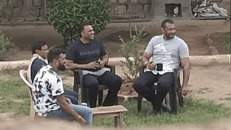 অভিনেতা ও তার বন্ধুদের জেলে বসে ধূমপান করার ছবি. Channel i News - চ্যানেল আই নিউজ