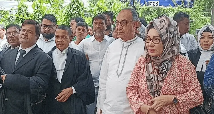 মির্জা আব্বাসসহ অন্যান্য নেতাদের দুর্নীতি মামলায় খালাসের পর ছবি. Channel i News - চ্যানেল আই নিউজ