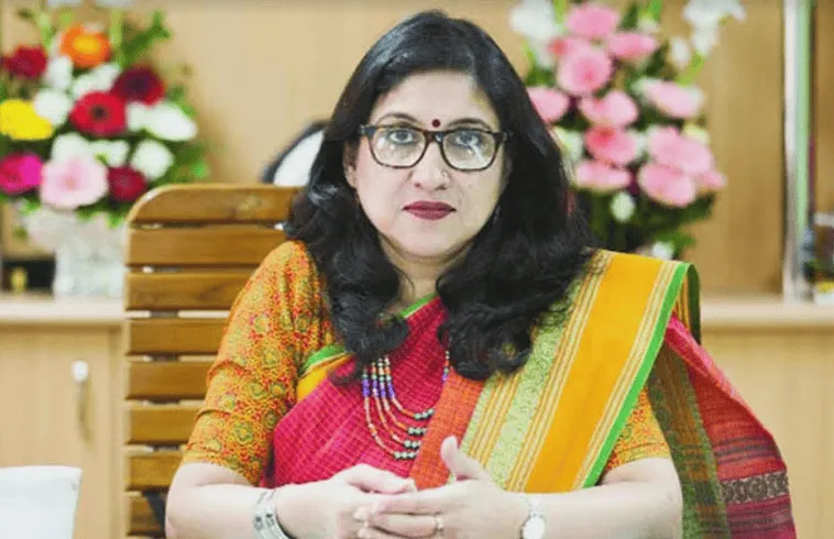 জবি উপাচার্য সাদেকা হালিমের ছবি, বাংলার ঐতিহ্যবাহী পোশাক পরিহিত. Channel i News - চ্যানেল আই নিউজ