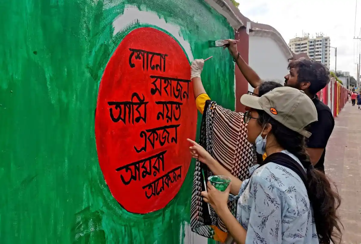 বাংলাদেশের স্বাধীনতা দিবসের জন্য রঙিন ব্যানার আঁকছেন তরুণরা. Channel i News - চ্যানেল আই নিউজ