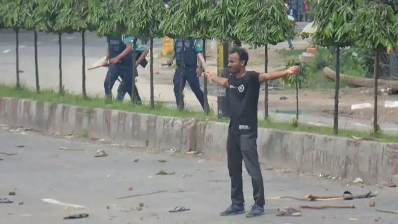 বিক্ষোভকারীরা রাস্তার মাঝে দাঁড়িয়ে প্রতিবাদ জানাচ্ছেন. Channel i News - চ্যানেল আই নিউজ
