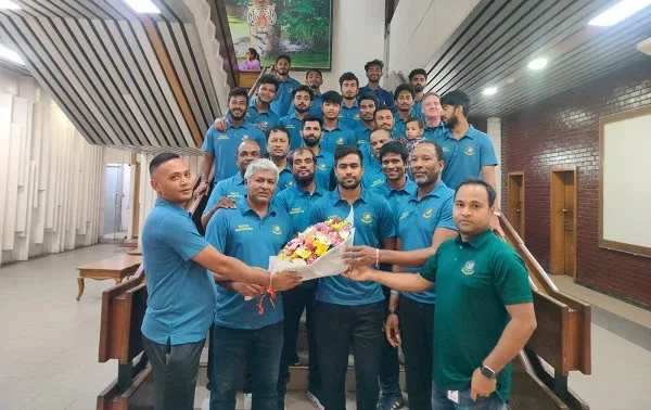সিঙ্গাপুর এয়ারলাইন্সের প্রতিনিধিরা ফুলের তোড়া গ্রহণ করছেন. Channel i News - চ্যানেল আই নিউজ