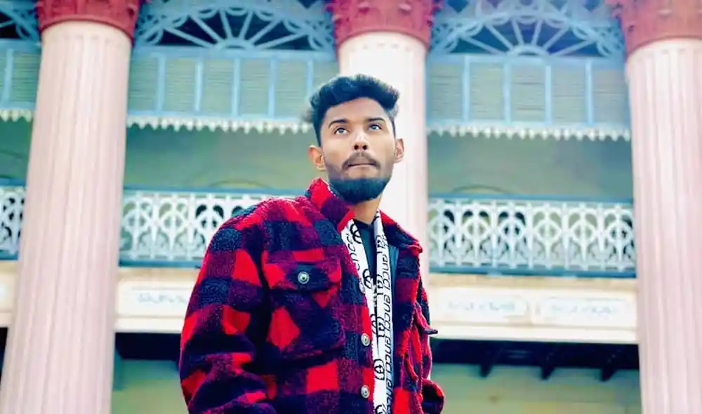 নেতৃত্বশীল যুবক ব্যক্তি মুক্তির জন্য আন্দোলন করছে. Channel i News - চ্যানেল আই নিউজ