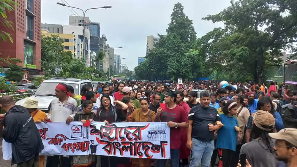 বৃষ্টির মধ্যে ধানমন্ডির রাস্তায় ছাত্র ও শিল্পী সমাজের প্রতিবাদ সমাবেশ. Channel i News - চ্যানেল আই নিউজ