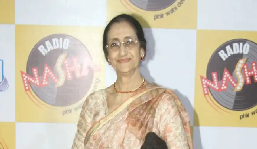 বর্ষীয়ান অভিনেত্রী আশা শর্মা হাস্যোজ্জ্বল মুখে ছবি তুলেছেন. Channel i News - চ্যানেল আই নিউজ