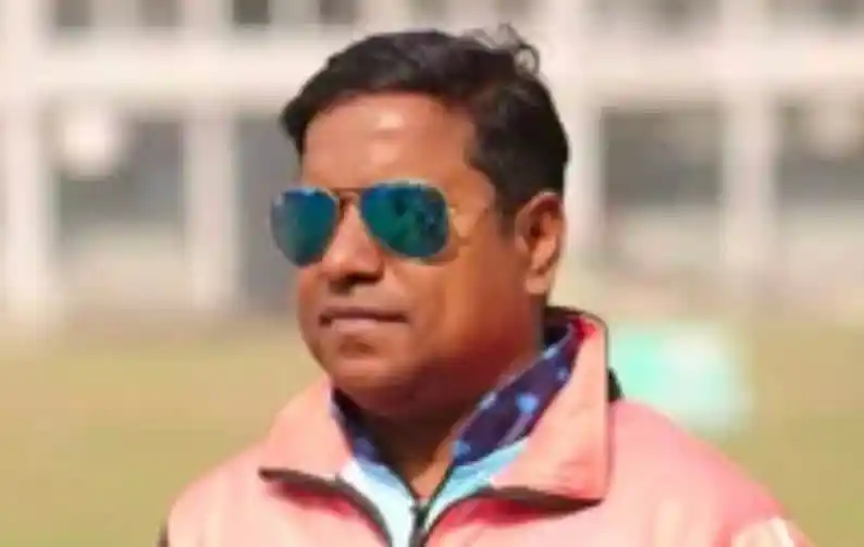 নেতা ব্যক্তির মুখের ছবি, sunglasses পরা, পটভূমি ধোঁয়াটে. Channel i News - চ্যানেল আই নিউজ