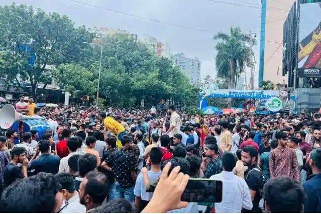 বসুন্ধরা সিটিতে দোকানদারদের বিক্ষোভের দৃশ্য, ব্যাপক জনসমাগম. Channel i News - চ্যানেল আই নিউজ