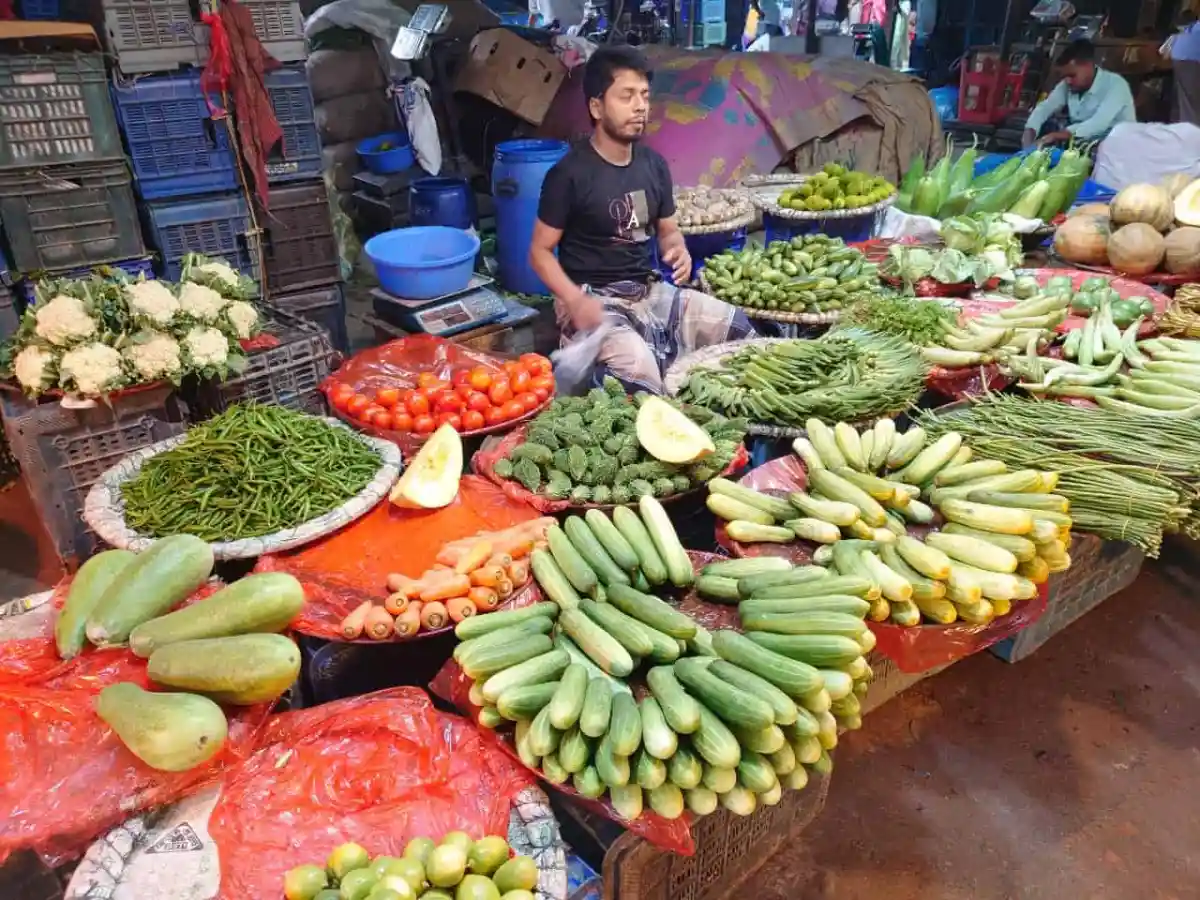 বাজারে সবজি বিক্রেতা ও বিভিন্ন সবজির স্টল, কাঁচা মরিচসহ অন্যান্য সবজি. Channel i News - চ্যানেল আই নিউজ