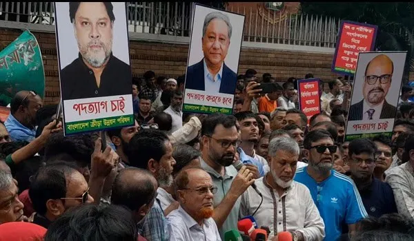 বিসিবি পরিচালকদের পদত্যাগের দাবিতে জনসমাবেশ ও প্রতিবাদ. Channel i News - চ্যানেল আই নিউজ