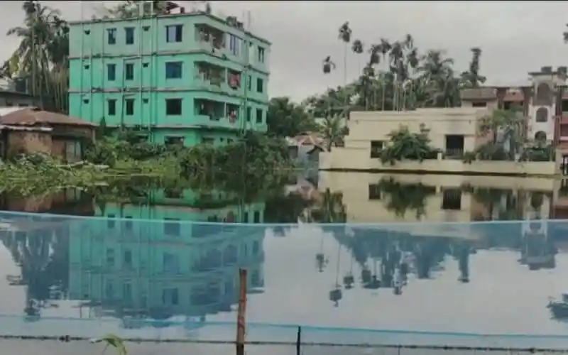 বহুতল ভবনের নিচে পড়ে গৃহবধূর মৃত্যু, ঘটনাস্থল থেকে ছবি. Channel i News - চ্যানেল আই নিউজ