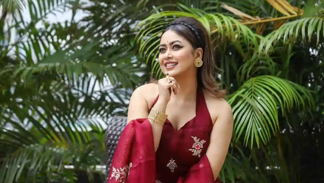 একজন নারী সুন্দর পোশাক পরিধান করে হাসিমুখে ছবি তুলছেন. Channel i News - চ্যানেল আই নিউজ