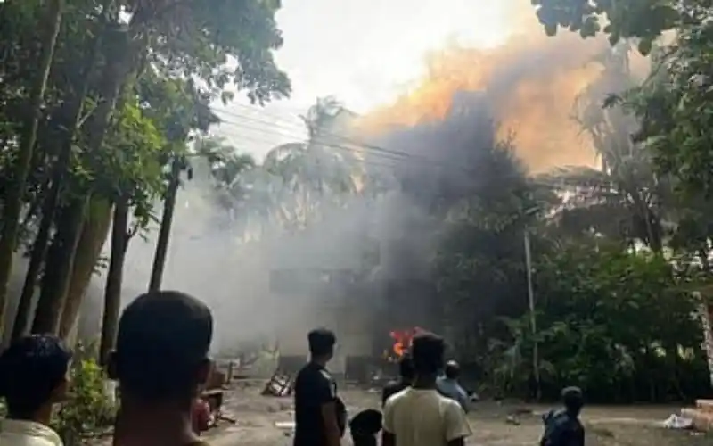 বাড়িতে অগ্নিসংযোগ ও ভাংচুরের দৃশ্য, ধোঁয়া ও আগুন ছড়িয়ে পড়ছে. Channel i News - চ্যানেল আই নিউজ