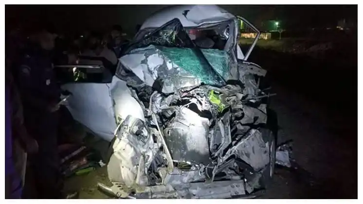 প্রাইভেট কার ও ট্রাকের ভয়ঙ্কর সংঘর্ষের দৃশ্য. Channel i News - চ্যানেল আই নিউজ