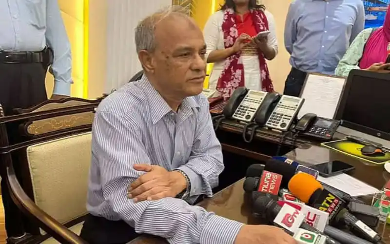 প্রধান আলোচক সাংবাদিকদের প্রশ্নের উত্তর দিচ্ছেন, বৈঠক চলাকালে. Channel i News - চ্যানেল আই নিউজ