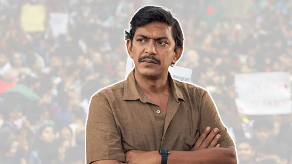 বাংলাদেশের একজন মানুষ জনসমাগমের মধ্যে ভাবুক মুখে দাঁড়িয়ে আছেন. Channel i News - চ্যানেল আই নিউজ