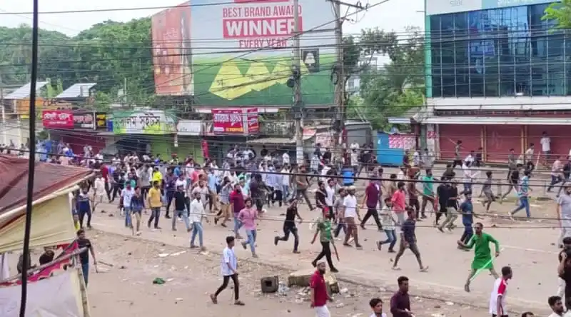 চাঁদপুরে ধাওয়া-পাল্টা ধাওয়ায় ব্যাপক সংঘর্ষ, আহত ৩০. Channel i News - চ্যানেল আই নিউজ