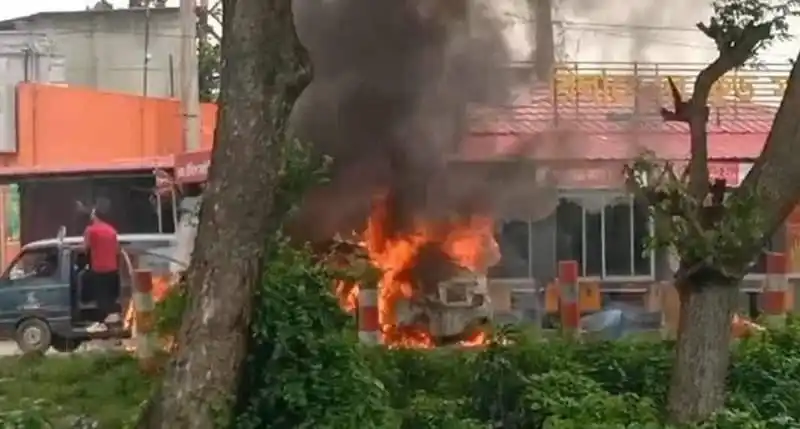 কুমিল্লায় গাড়িতে আগুন লেগে ধোঁয়া ও অগ্নিকুণ্ড তৈরি হয়েছে. Channel i News - চ্যানেল আই নিউজ