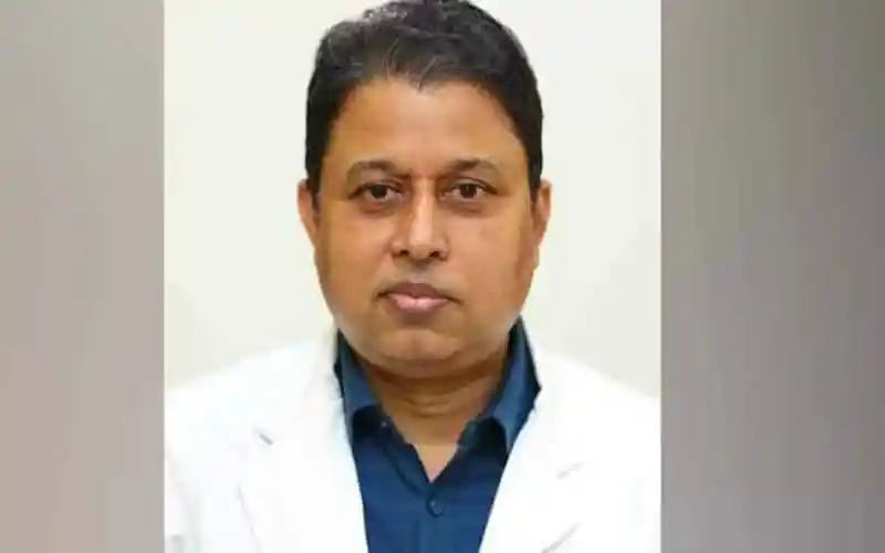 বাংলাদেশের একজন চিকিৎসক, পেশাদার ওয়াইট কোট পরিহিত. Channel i News - চ্যানেল আই নিউজ
