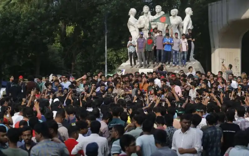 বিক্ষোভরত ছাত্ররা জাতীয় স্মৃতিসৌধের সামনে অবস্থান করছে।. Channel i News - চ্যানেল আই নিউজ