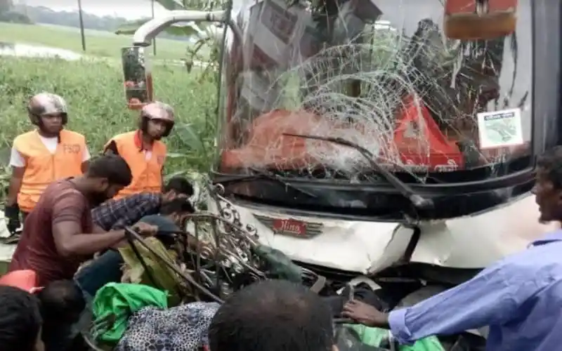 নোয়াখালীতে বাস চাপায় মা-ছেলেসহ ৩ জনের মৃত্যু, আহতরা উদ্ধার. Channel i News - চ্যানেল আই নিউজ