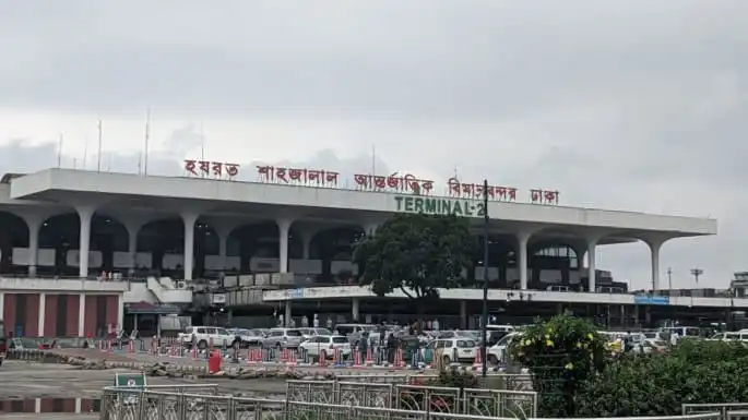 ঢাকা আন্তর্জাতিক বিমানবন্দরের টার্মিনাল ২, যাত্রী ও যানবাহনের ভিড়. Channel i News - চ্যানেল আই নিউজ