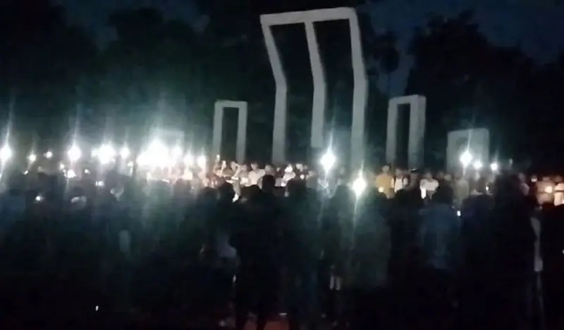 বৃষ্টি ও পুলিশি বাধা উপেক্ষা করে মিছিল ও মোমবাতি প্রজ্জ্বলন. Channel i News - চ্যানেল আই নিউজ