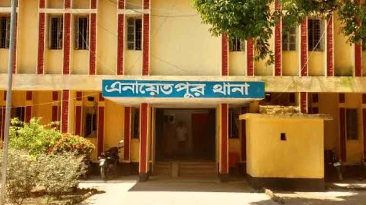 সিরাজগঞ্জে থানার সামনে গাছ ও ভবনের দৃশ্য. Channel i News - চ্যানেল আই নিউজ
