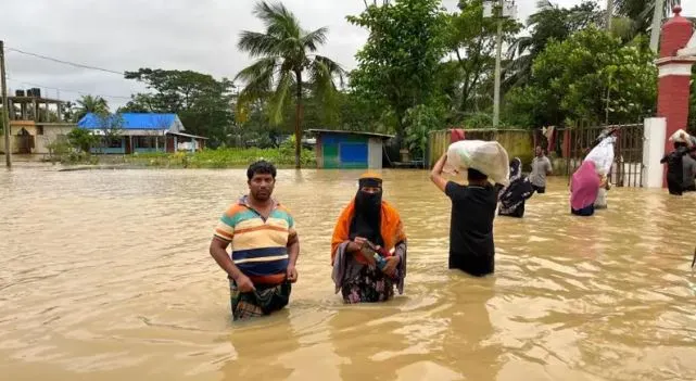 বন্যার পানিতে ডুবে থাকা মানুষজন, বাংলাদেশে বন্যা পরিস্থিতি. Channel i News - চ্যানেল আই নিউজ