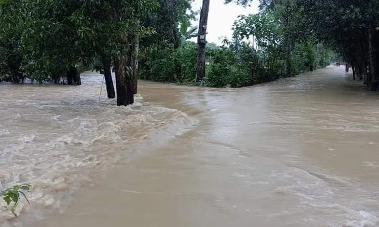 বন্যার পানিতে ডুবে গেছে গ্রামাঞ্চল ও রাস্তা. Channel i News - চ্যানেল আই নিউজ