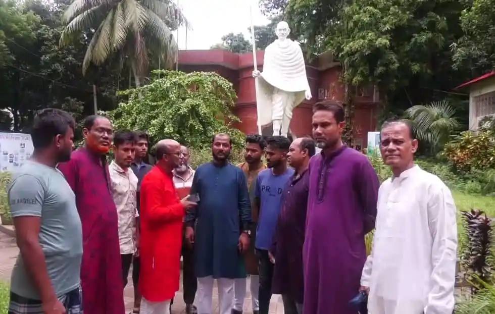 স্থানীয় লোকজন গান্ধী আশ্রম ও যাদুঘর পাহারায়, বাংলাদেশ. Channel i News - চ্যানেল আই নিউজ