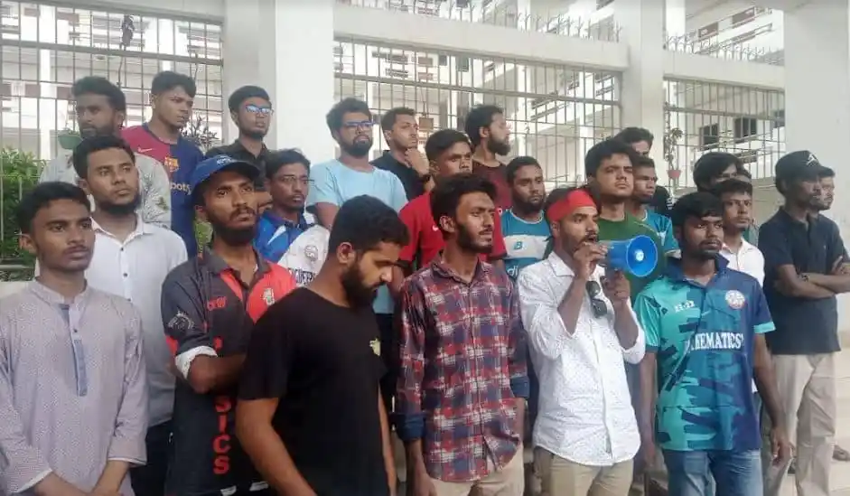 যবিপ্রবিতে শিক্ষার্থীদের বিক্ষোভ ও মিছিলের ছবি. Channel i News - চ্যানেল আই নিউজ