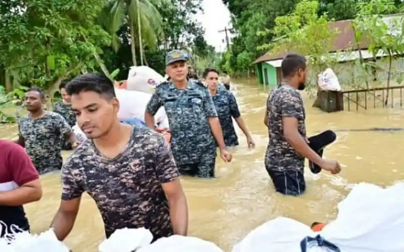 বন্যার্তদের উদ্ধার কাজে অংশ নেওয়া সশস্ত্র বাহিনী, পানিতে ডুবে থাকা গ্রাম. Channel i News - চ্যানেল আই নিউজ